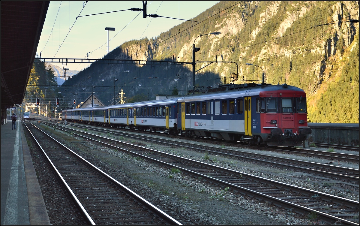 Drittletzter Planeinsatz von RBe 540 bei der SBB. 

Der Zug mit RBe 540 039-5 und 034-6 wartet in G�schenen auf die R�ckkehr seiner Fahrg�ste. Oktober 2014.