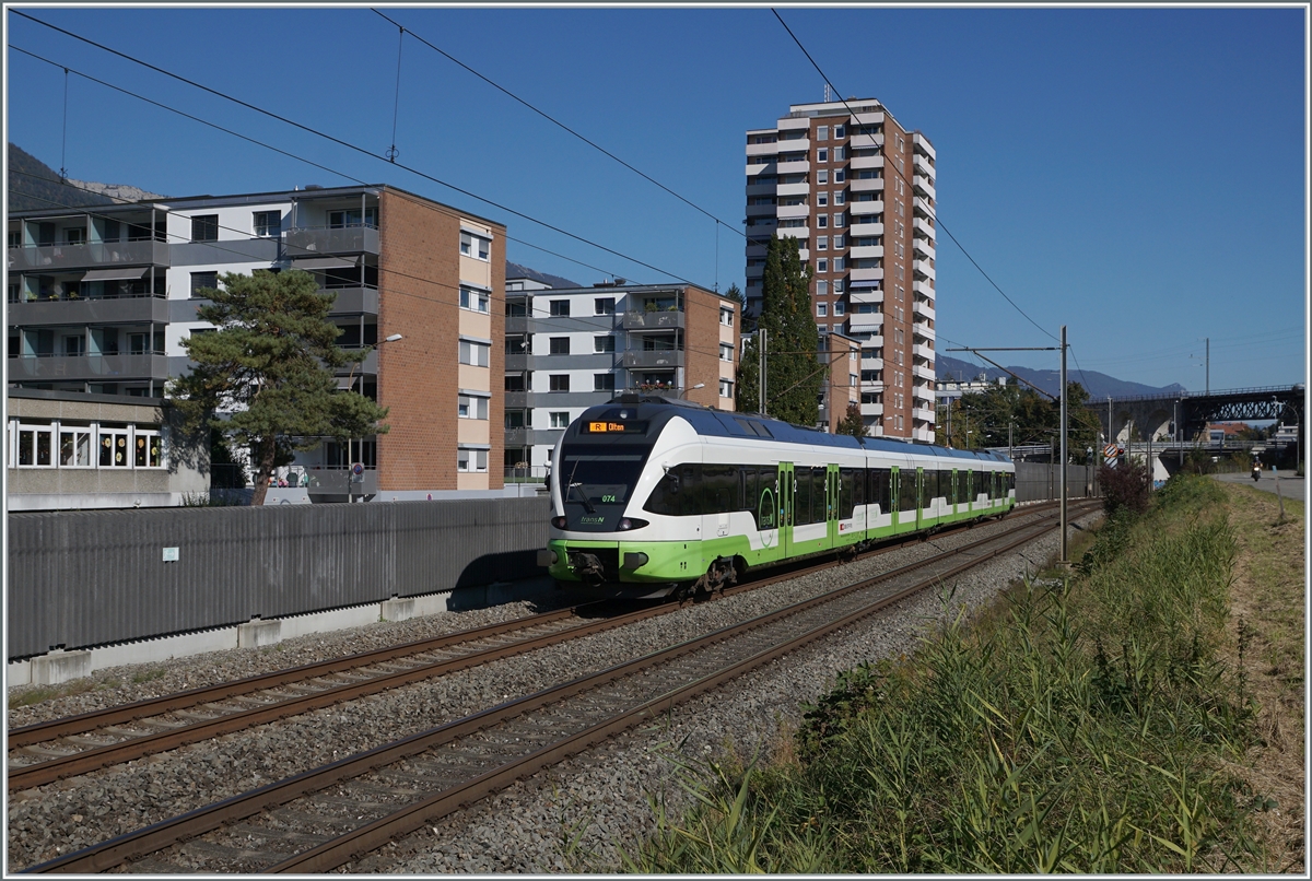 Durch die baubedingte, mehrmonatige Streckensperre zwischen Neuchâtel und La Chaux de Fond nicht mehr benötigten von der TransN gemieteten SBB RABe 523 verkehren teilweise im Regionalzugverkehr Biel/Biene - Olten. Der RABe 523 074 ist als Regionalzug von Biel/Bienne nach Olten unterwegs und erreicht das Einfahrsignal von Grenchen Süd. Im Hintergrund der BLS/MLB Mösli Viadukt. 

14 Okt. 2021