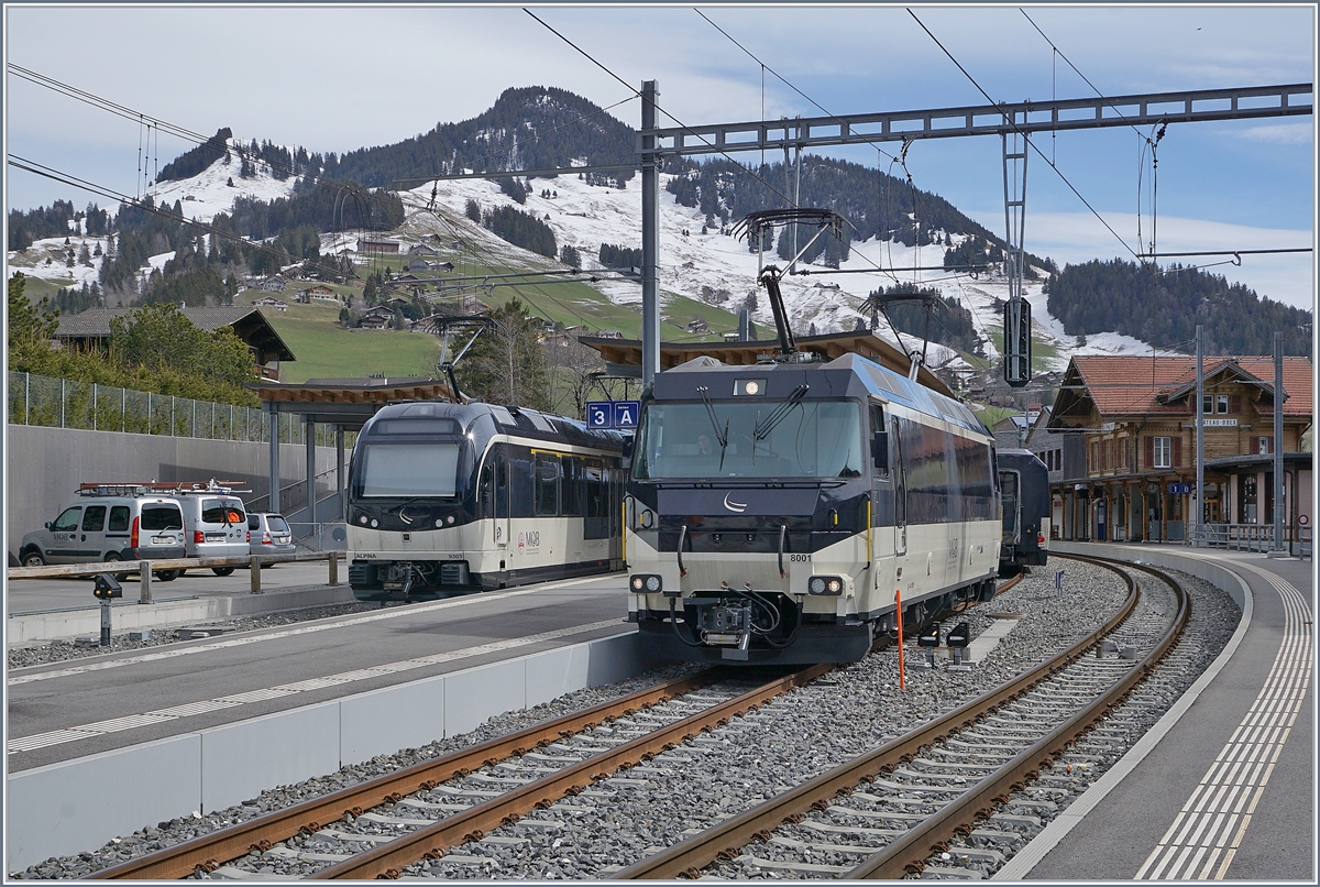 Durch den baubedingten Streckenunterburch enden und starten vom 18.3 bis zum 2.6 die MOB Züge in Château d'Oex (und Montbovon); dies führt zu interessanten Betriebssituationen, wie z.B. einer rangierenden Ge 4/4 Serie 8000 in Château d'Oex.
2. April 2018