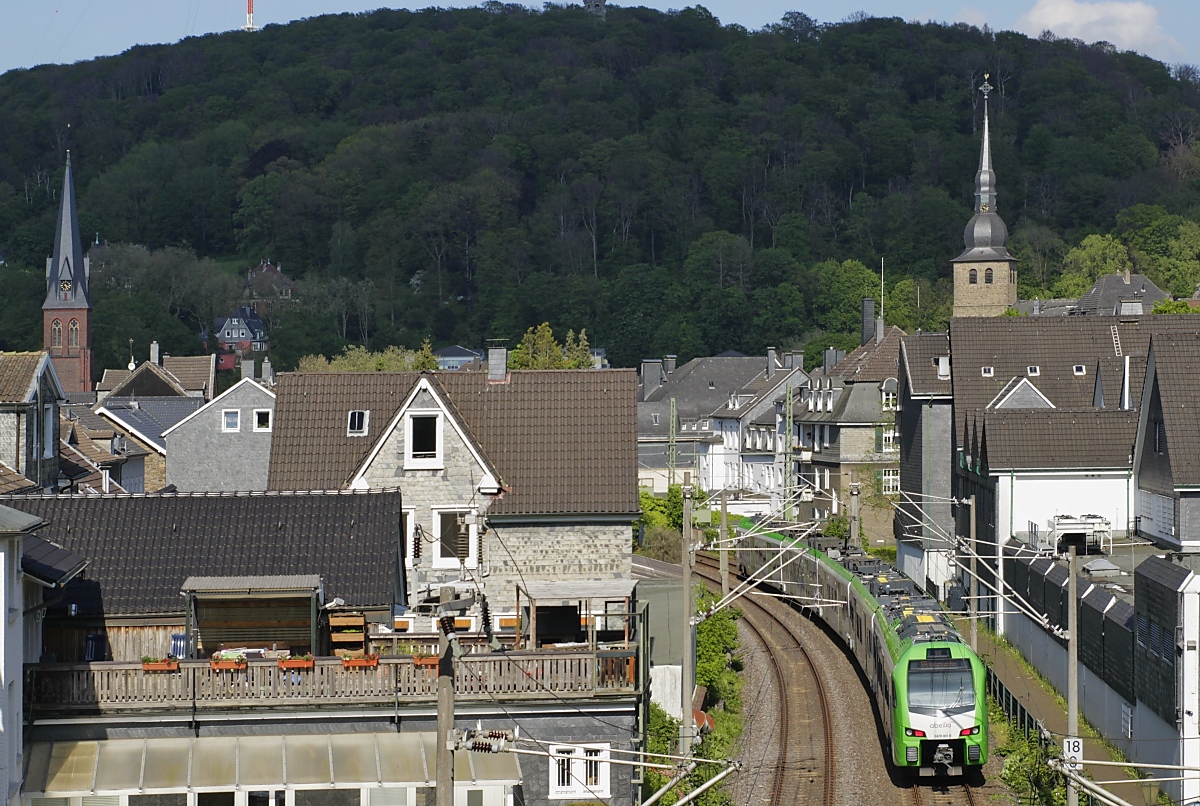 Durch die Langenberger Altstadt fährt 3429 001 am 29.05.2021 mit einer S 9 von Wuppertal nach Essen 
