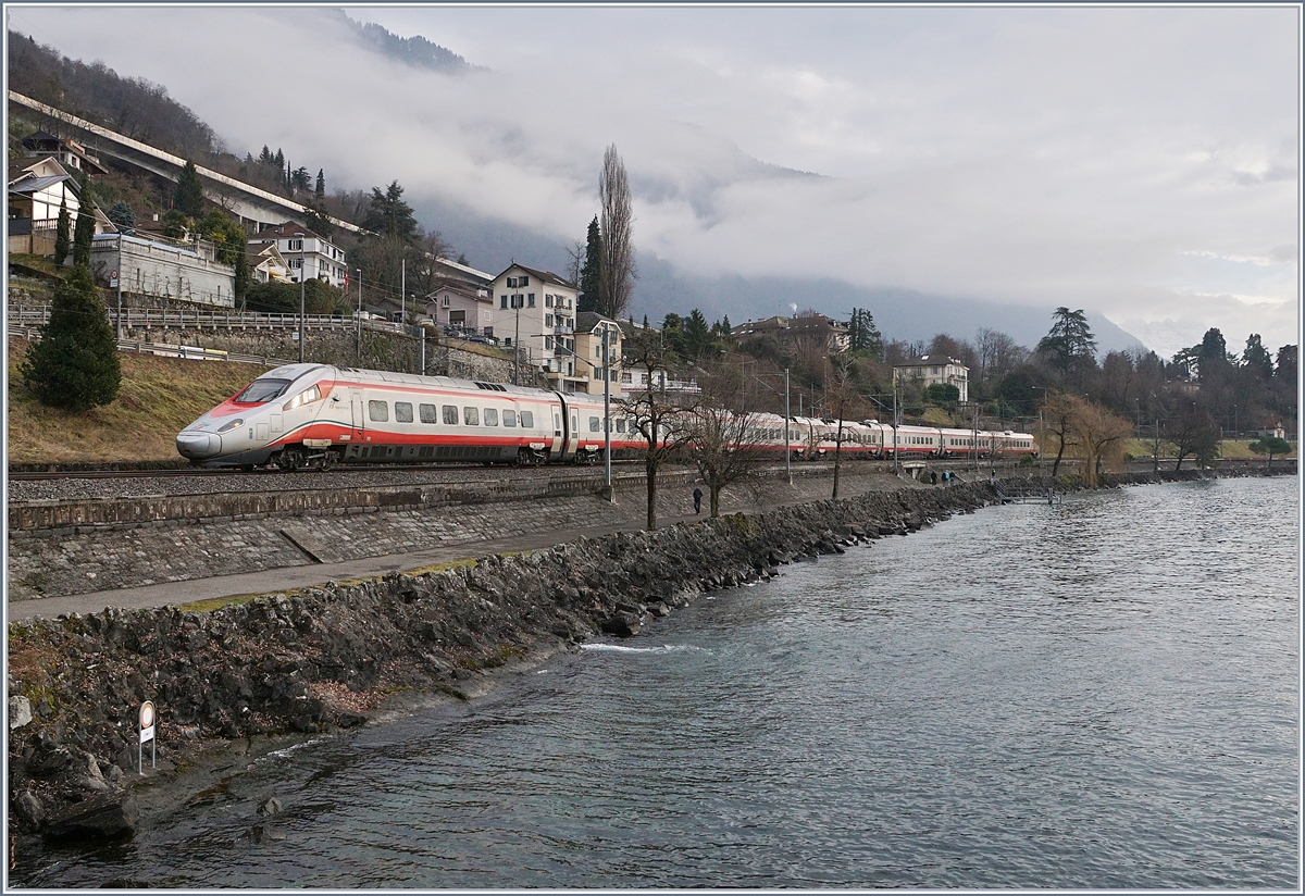 Durch den Mehrbedarf an RABe 503 für das neue ECE Zugspaar Frankfurt - Milano kommt nun auch die Simplonline in den Genuss der schönen FS Trenitalia ETR 610. Das Bild zeigt den EC 34 von Milano nach Genève kurz nach Villeneuve am Genfer See.
7. Jan. 2018