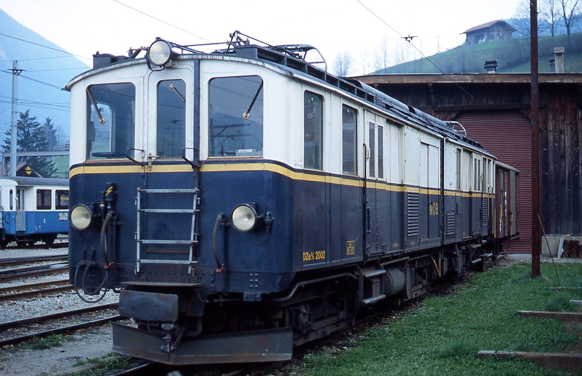 DZe 6/6 im Mai 1981 in Zweisimmen. Diesen interessanten Triebwagen h�tte ich gerne im Streckendienst aufgenommen, aber es blieb bei meinen zwei Besuchen der MOB bei dieser Aufnahme.