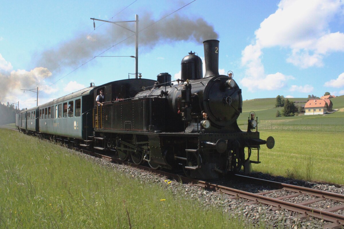 EBT-2 zieht ein Dampfzug durch Grieswald am 18 Mai 2025 w�hrend das Spektakel  150 Jahre Emmentalbahn  und wird vom offenbarer Weg fotografiert.
