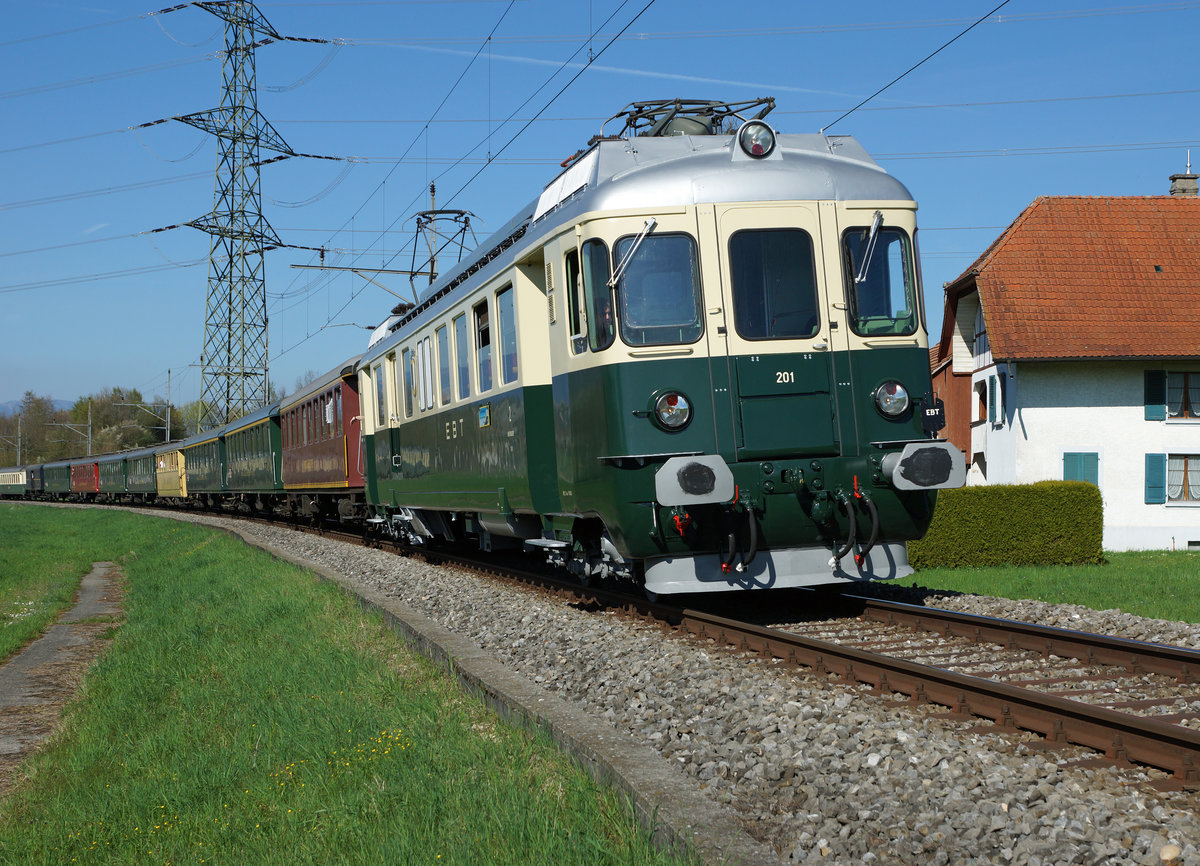 EBT: BDe 4/4 I 201 (ehemals SOB) des Vereins Pendelzug Mirage Zell vor einem Sonderzug bei Lyss am 10. April 2016.
Foto: Walter Ruetsch