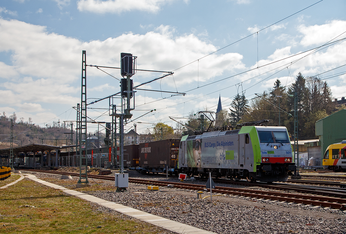 Eigentlich ist Karfreitag, aber es fährt trotzdem viel und außergewöhnliches auf der Siegstrecke...
Die BLS Cargo 501, Re 486 501-0  Beura-Cardezza  (91 85 4486 501-0 CH-BLSC) fährt am 26.03.202, mit einem KLV-Zug, durch Betzdorf (Sieg) in Richtung Köln.

Die TRAXX F140 MS wurde 2008 von Bombardier in Kassel unter der Fabriknummer 34396 gebaut und an die BLS Cargo geliefert. Die Loks sind, mit einer Höchstgeschwindigkeit von 140 km/h, für die Schweiz, Deutschland, Italien und Österreich zugelassen.
