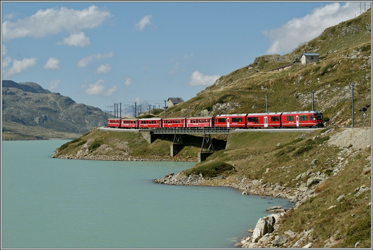 Ein Allegra Triebwagen zieht kurz nach Bernina Ospizio einen Regionalzug nach Tirano Alp Gr�m entgegen.
10. Sept. 2014