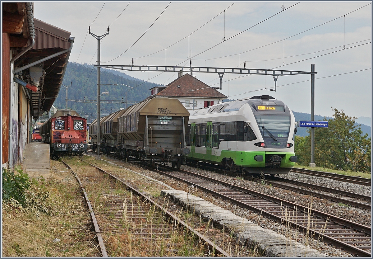 Ein Anblick wie vor gut dreissig Jahren viele Land-Station boten: Ein Tm I besorgt das den Tag über anfallende Manöver auf den Nebengleisen, um dann die Abfuhr bereitzustellen, welche ein  Stücker  dann abholt, während auf den  Hauptgleisen der Reisezugverkehr rollt.  

Der Landi Tm I an der Rampe des Lagerhauses in Les Hauts-Geneveys; rechts im Bild der an die TransN vermietet RABe 523 074.

Hinweis: für das Fotografieren auf dem Landgelände lag eine mündliche Bewilligung vor.

12. August 202