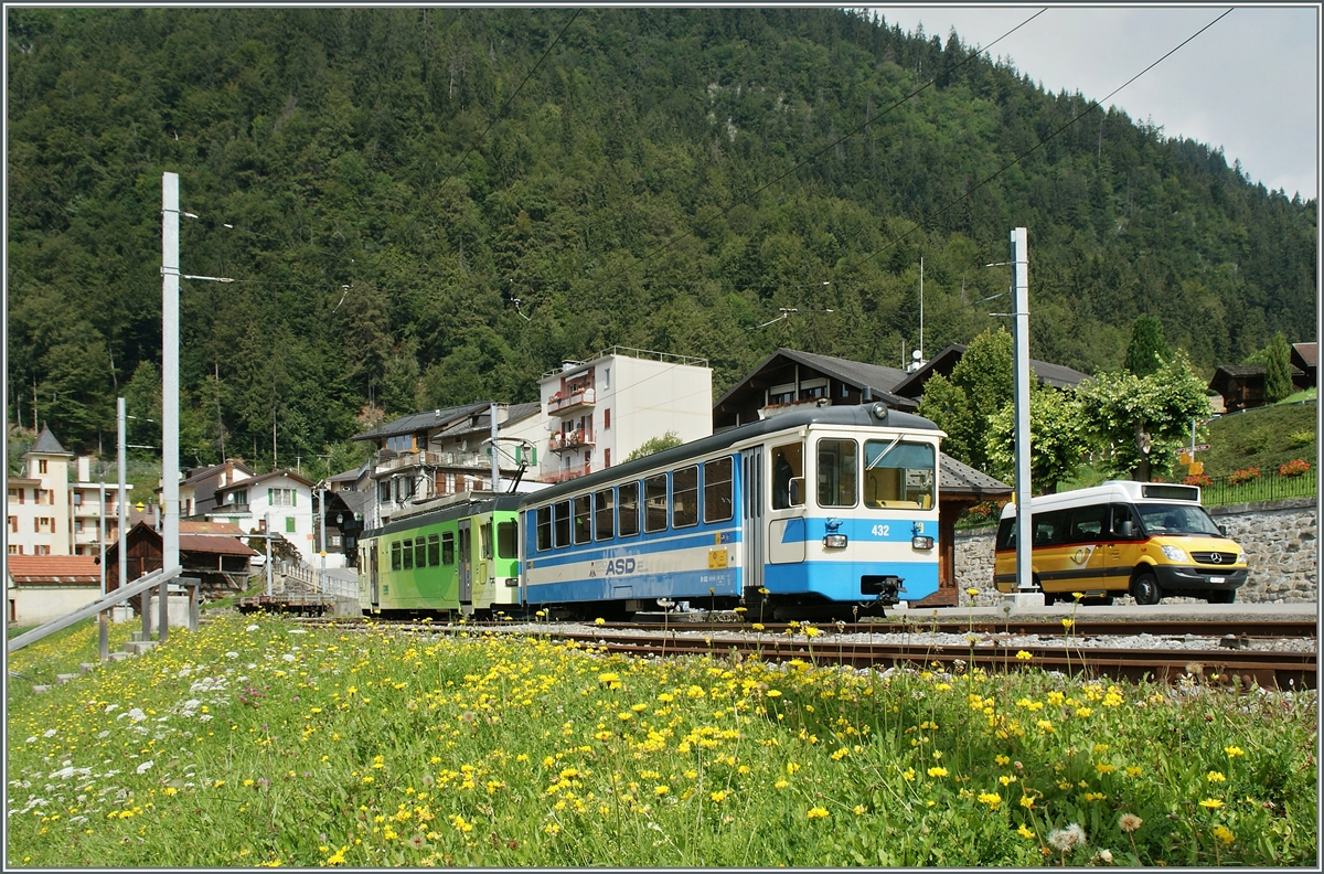Ein ASD Regionalzug wartet im Bahnhof von Le Sépey auf die Abfahrt. Die Streckenführung nötigt alle Züge in Le Sépey zum Fahrtrichtungswechsel, nur der einige wenige Züge wie z.B der Wintersportzug wechseln bereits in Les Planchens die Fahrtrichtung und befahren somit die die Strecke Les Plaches - Le Sépey nicht. 
5. August 2011
