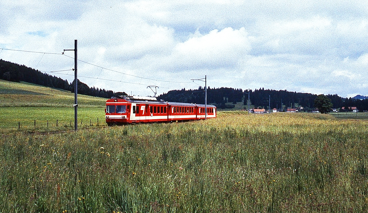 Ein aus Glovelier kommender unbekannter BDe 4/4 II nähert sich im Sommer 1997 Saignelegier