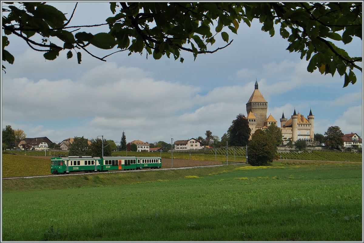 Ein BAM Regionalzug bei Vufflens le Château auf der Fahrt Richtung Morges.
15. Okt. 2014