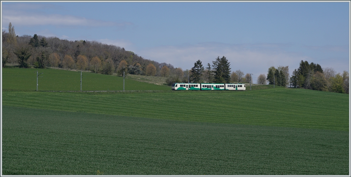 Ein BAM Regionalzug von Bière nach Morges erreicht in Kürze Yens. 

20. April 2021