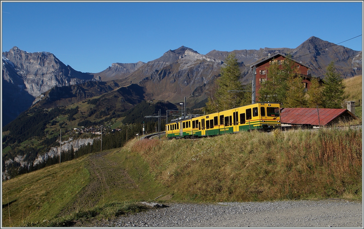 Ein bergwärts fahrender WAB Zug gleich oberhalb der Station Wengeralp. 
9. Okt. 2014