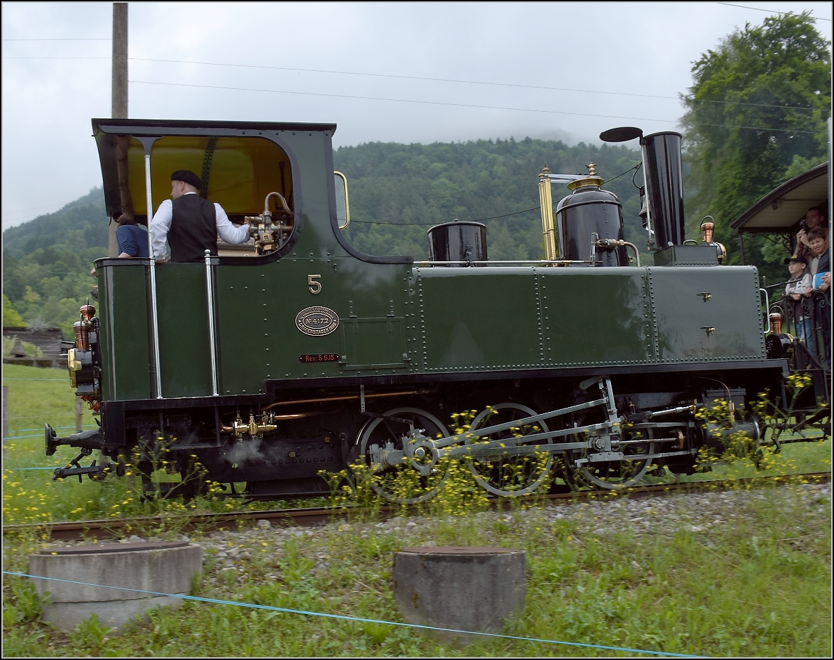 Ein besonderer Oldtimer ist die mittlerweile 127-jährige G 3/3 5 der Lausanne-Echallens-Bercher-Bahn. Nach zwischenzeitlichem Exil beim Staumauerbau und später in Österreich, ist die kleine Lok 1973 in den Besitz der Museumsbahn Blonay-Chamby gekommen. Von 1985-2005 dort in Betrieb, ist sie nun neuerlich  aufgearbeitet und macht eine richtig gute Figur bei der Vorbeifahrt am Haltepunkt Cornaux. Juni 2017.