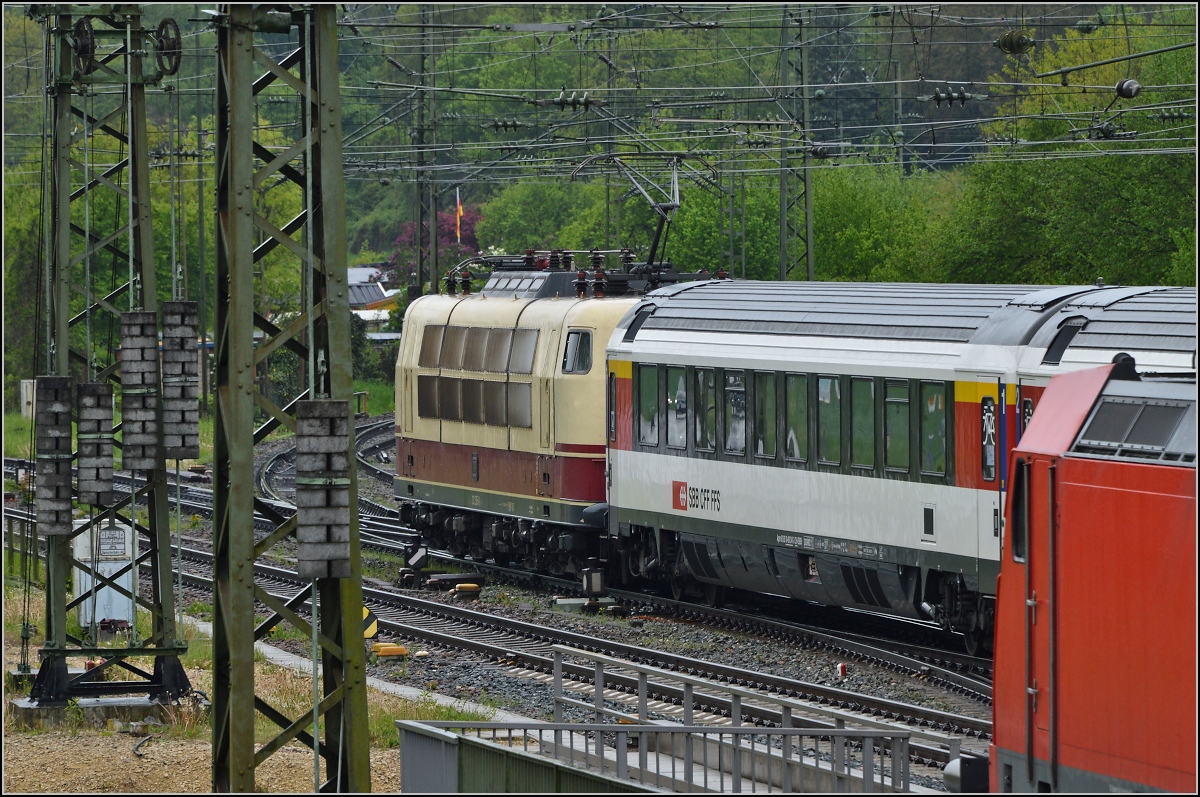 Ein Besuch in Singen am Hohentwiel. Man glaubt es kaum, aber 103 235-8 kommt zur letzten Fahrt eines Tf ausnahmsweise nach Singen. Das war es mit dem Besuch. April 2014.