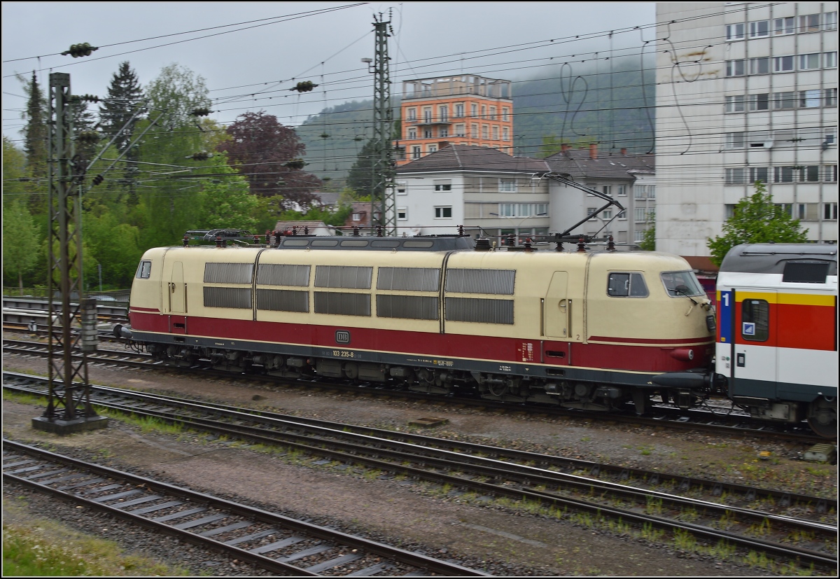 Ein Besuch in Singen am Hohentwiel. Man glaubt es kaum, aber 103 235-8 kommt zur letzten Fahrt eines Tf ausnahmsweise nach Singen. Hier bei der Ausfahrt Singen. April 2014.