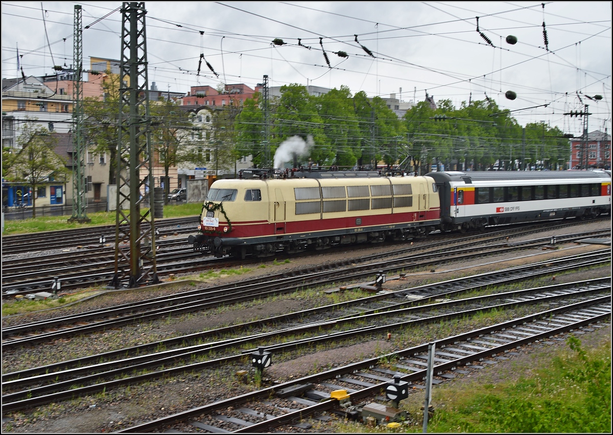 Ein Besuch in Singen am Hohentwiel. Man glaubt es kaum, aber 103 235-8 kommt zur letzten Fahrt eines Tf ausnahmsweise nach Singen. Ein letzter Pfiff... als wäre eine Dampfmaschine an Bord. April 2014.