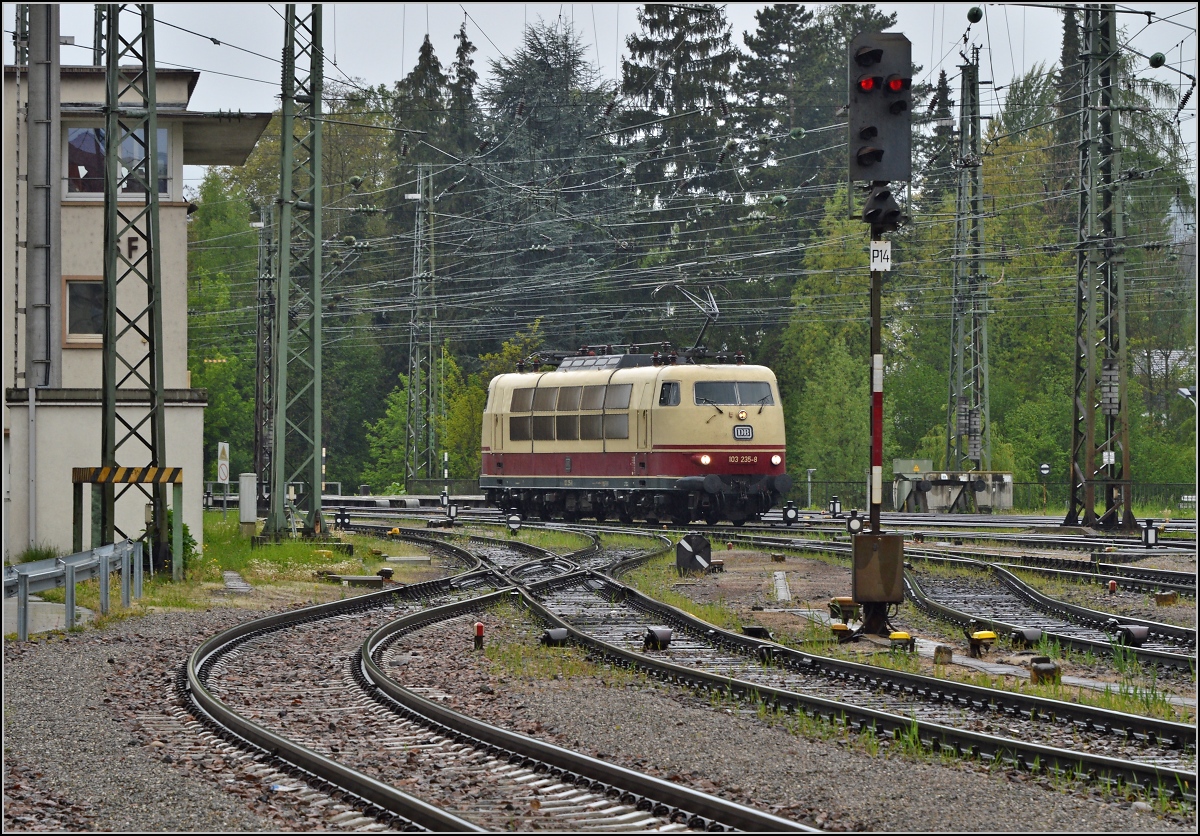 Ein Besuch in Singen am Hohentwiel. Man glaubt es kaum, aber 103 235-8 kommt zur letzten Fahrt eines Tf ausnahmsweise nach Singen. Hier setzt sich die Lok vor den IC Zürich-Stuttgart. April 2014.