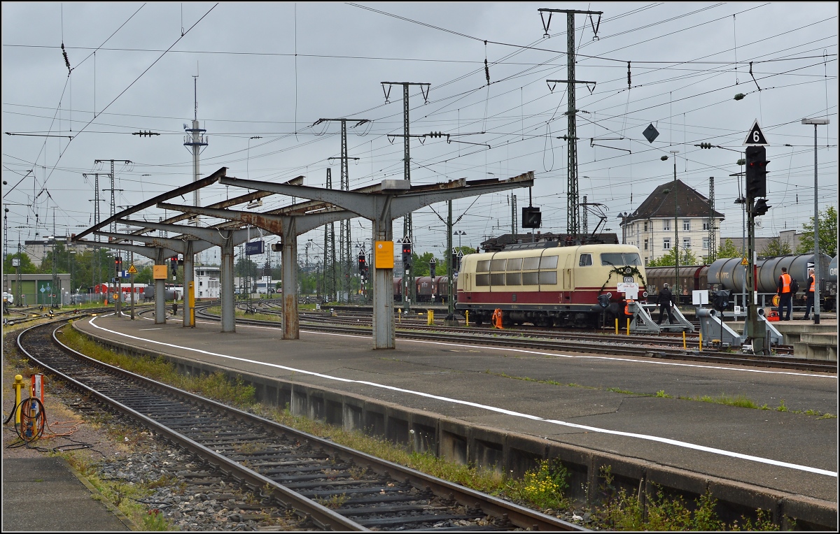 Ein Besuch in Singen am Hohentwiel. Man glaubt es kaum, aber 103 235-8 kommt zur letzten Fahrt eines Tf ausnahmsweise nach Singen. Ohne Schmuck geht es nicht, letzte Kontrolle ob alles richtig sitzt. April 2014.