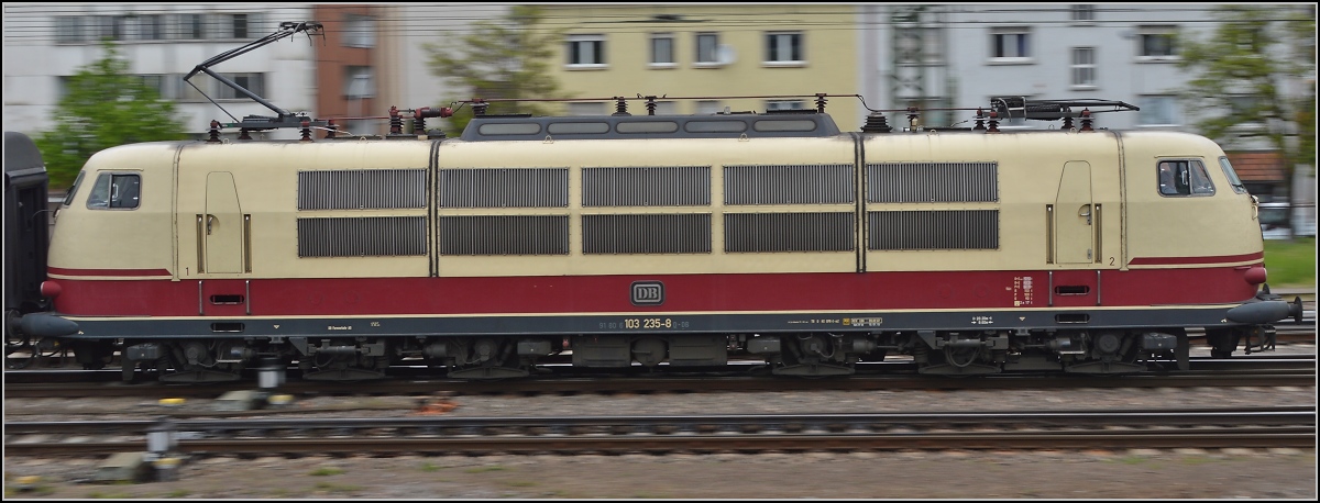 Ein Besuch in Singen am Hohentwiel. Man glaubt es kaum, aber 103 235-8 kommt zur letzten Fahrt eines Tf ausnahmsweise nach Singen. Hier bei der Einfahrt in den Bahnhof. April 2014.