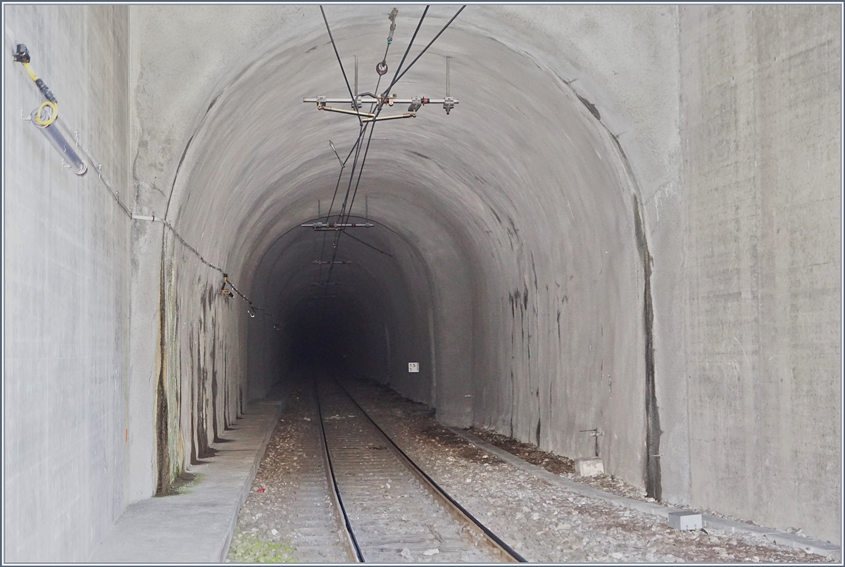 Ein Blick in den 2424 langen Jaman Tunnel (Les Cases - Le Jor). 
11. Okt. 2017