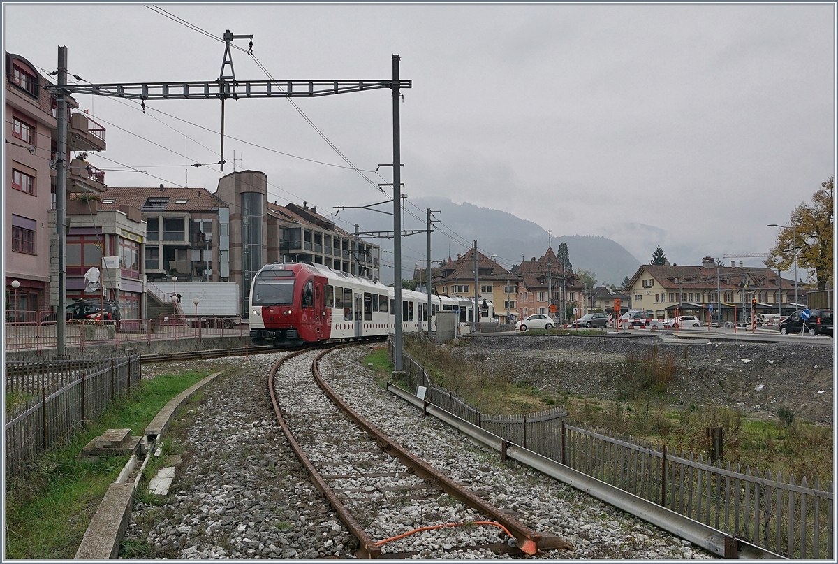 Ein Blick vom alten Trasse nach Palézieux her (Umbaubedingt stillgelegt seit März 2019 und in der Folge abgebaut) auf den  alten  Bahnhof von Châtel St-Denis mit einem TPF SURF auf der Fahrt nach Bulle.

28. Okt. 2019