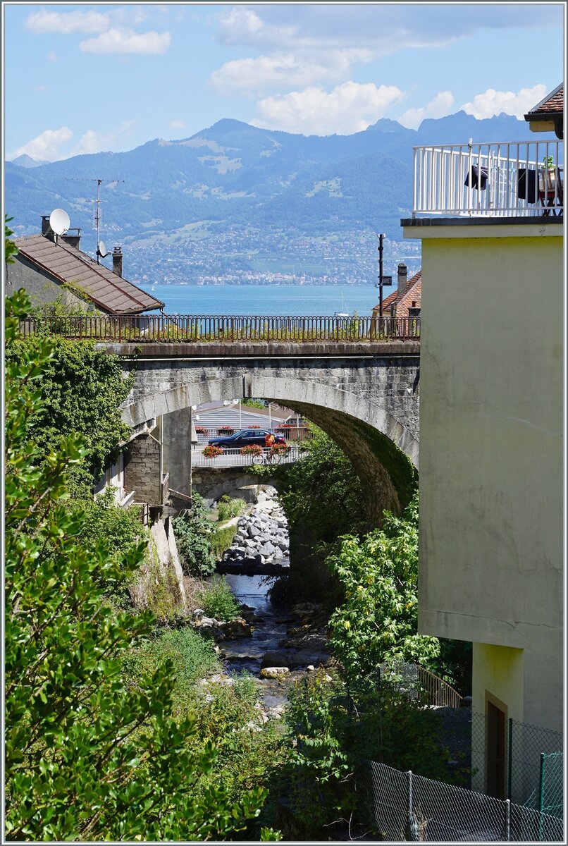 Ein Blick auf die Bahnbrücke über die Morge in St-Gingolph. Auf Schild rechts im Bild verkündet, falls einmal ein Zug kommen sollte,  ARRET  womit wohl die Haltestelle St-Gingolph (Suisse) gemeint ist.
Ich stehe auf eine schmalen Brücke mitten teils in Frankreich, teils in der Schweiz, die lange Zeit der einzige Übergang über die Morge auf dem Weg zwischen Bouveret und Evian bot. 

30. Juli 2022