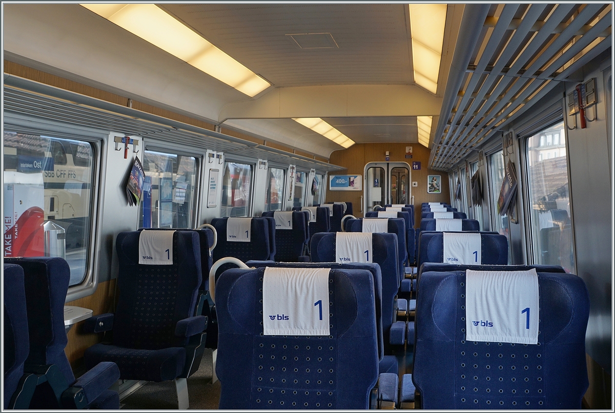 Ein Blick ins Innere der BLS EW III, hier die erste Klasse. Auffallend die  schiefen Wände , welche dem Neigezug-Gedanken geschuldet sind, leider wurde die Neigetechnik nur Probeweise eingebaut.  

Interlaken Ost, den 17. Februar 2021