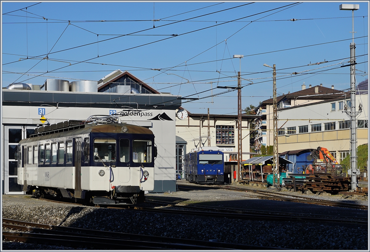 Ein Blick in die MOV /MVR Werkstätte: Neben dem MOB Be 4/4 (ex SNM OJB) sind im Hintergrund die beiden Gem 2/2 zu sehen. 
8. Dez. 2016 
