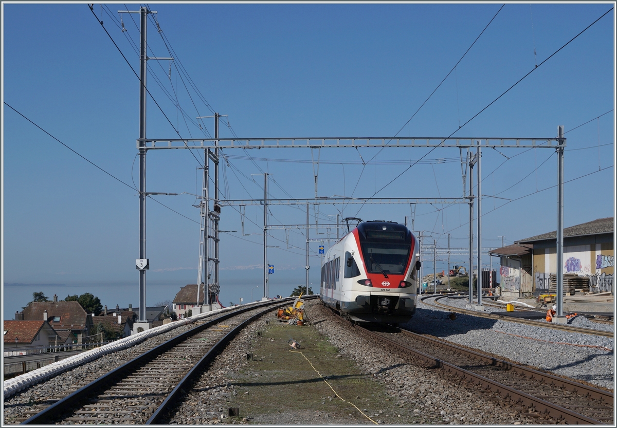Ein Blick in Richtung West auf der im Umbau befindlichen Station Cully mit dem Ausfahrenden SBB RABe 523 060. 

1. April 2021