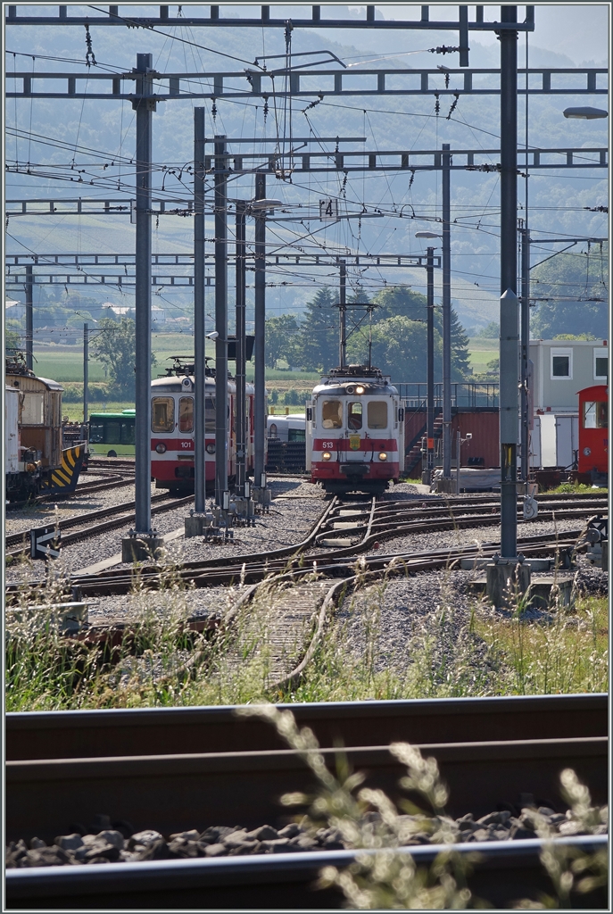 Ein Blick über die Normalspurgleise: Im TPC Depot rangiert der AOMC BDeh 4/4 513. 27. Mai 2015