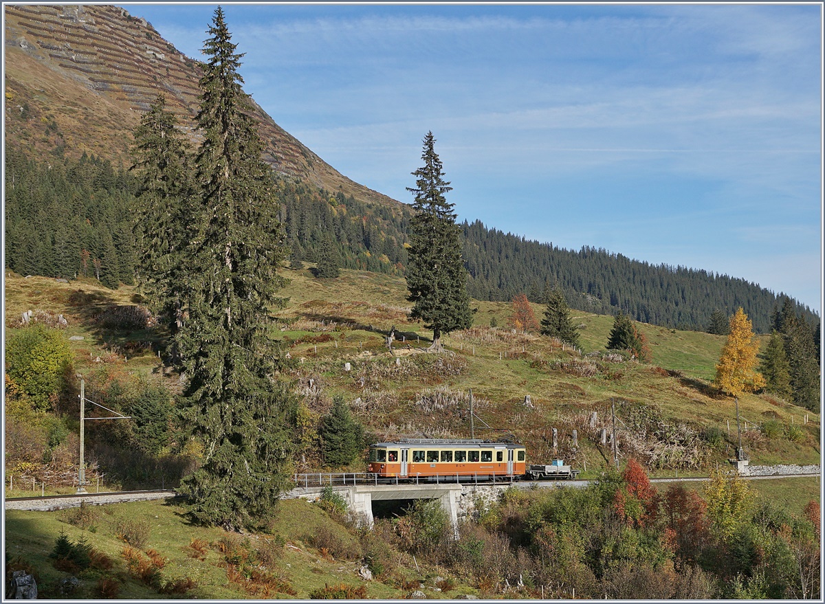 Ein BLM Be 4/4 ist zwischen Grütschalp und Winteregg auf der Fahrt nach Mürren. 

16. Okt. 2018