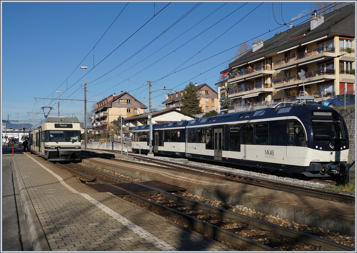 Ein CEV MVR GTW Be 2/6 nach Montreux begegnet in Chernex dem MOB Be 4/4 ABe 4/4 ALPINA  Lenk .
8. Dez. 2016
