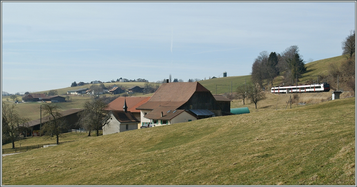 Ein Domino zwischen Neyruz und Cottens, wo noch die wohl letzen, alten und filigranen Fahrleitungsmaste zu bewundern sind. 
13. März 2012