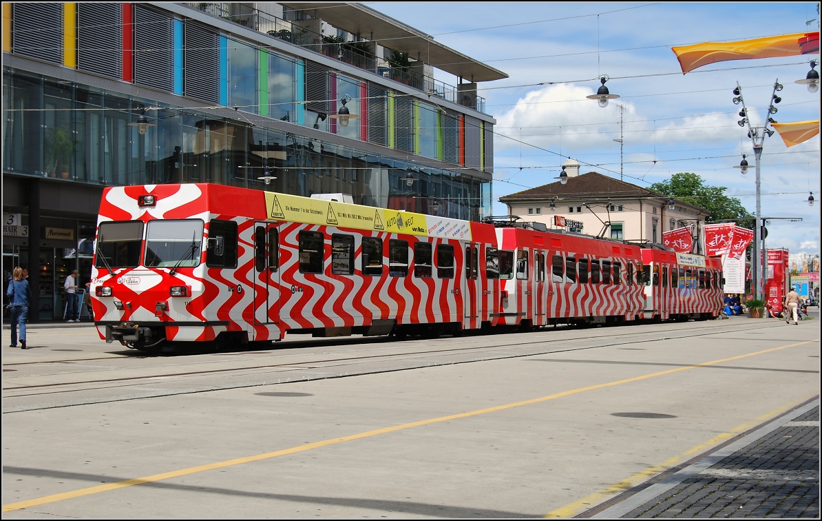 Ein dreiteiliger Triebzug der Frauenfeld-Wil-Bahn mit Steuerwagen und zwei Triebw�gen wartet auf dem Bahnhofsvorplatz in Frauenfeld auf die Abfahrt nach Wil, in der Mitte Triebwagen 14. Juni 2007.