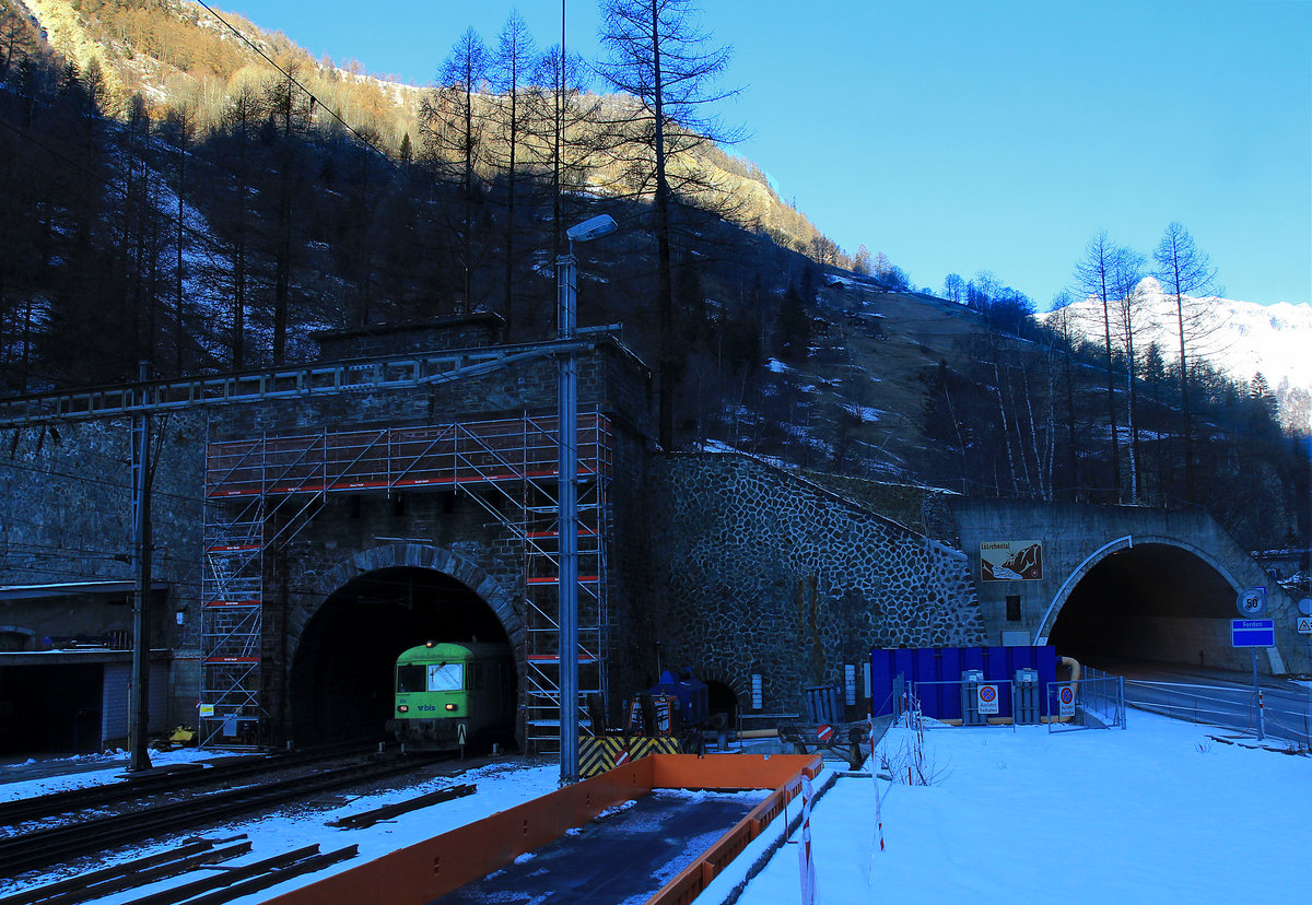 Ein eisiger Morgen in Goppenstein: Autozug-Steuerwagen BDt 50 85 80-35 955 steckt seine Nase aus dem Lötschbergttunnel heraus. 7.Januar 2021