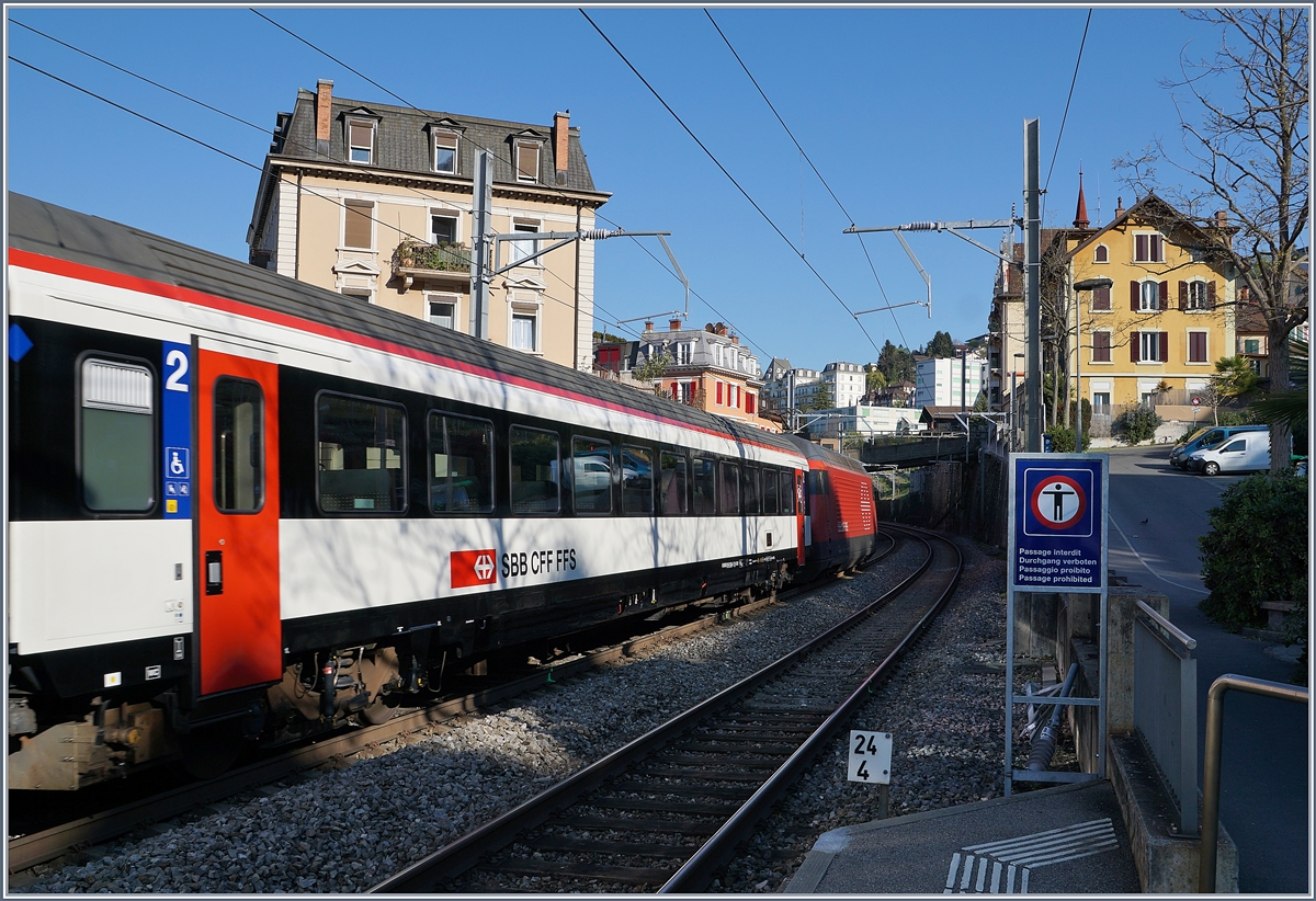 Ein EW IV in der neuen, nun dritten Farbvariante, eingereiht in einen IR 90, fotografiert bei der Ausfahrt in Montreux. 

11. April 2020