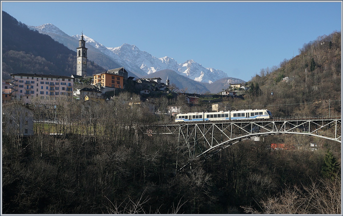 Ein FART Centovalli-Express Be 4/8 im Regionalzugsdienst Locarno - Camedo - Locarno auf der 132 Meter langen Isorno Brücke bei Intragna.
16. März 2017