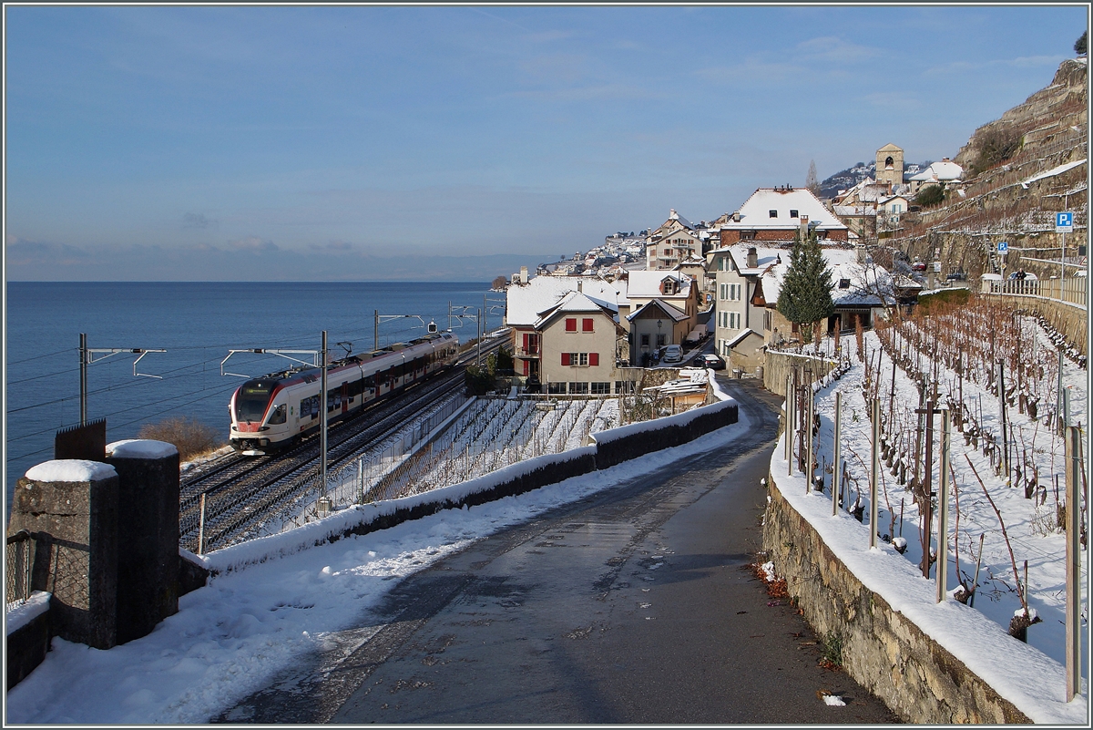 Ein Flirt auf dem Weg Richtung Lausanne bei St-Saphorin.
30. Dez. 2014.