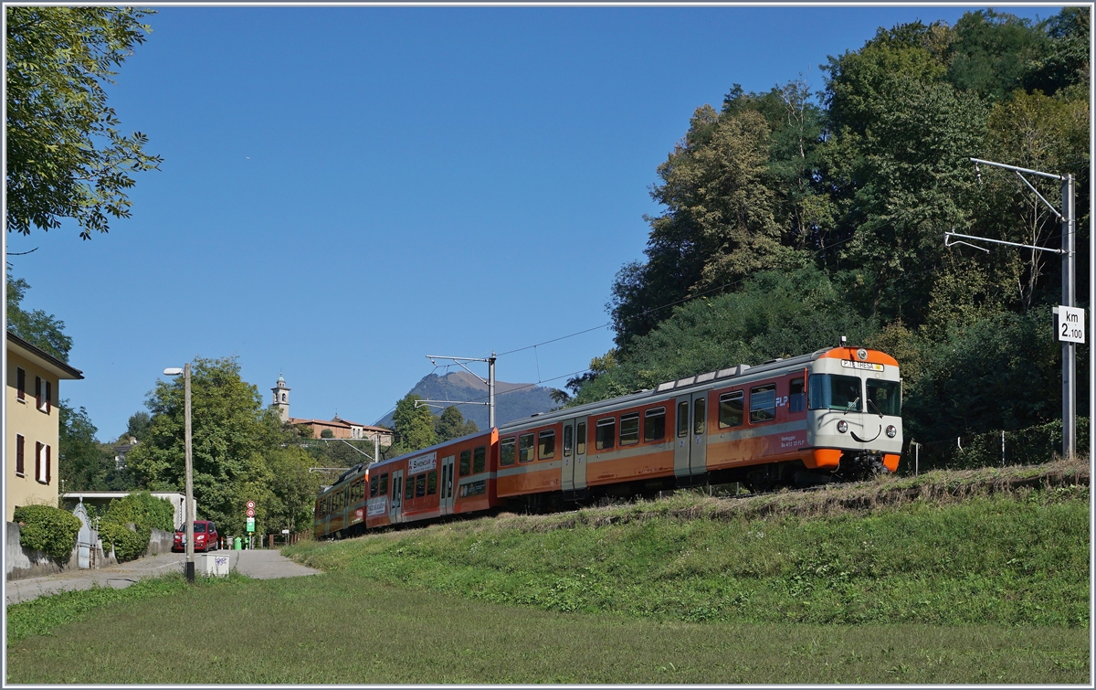 Ein FLP Regionalzug nach Ponte Tresa zwischen Sorengo Laghetto und Cappella-Agnuzzo.

27. Sept. 2018