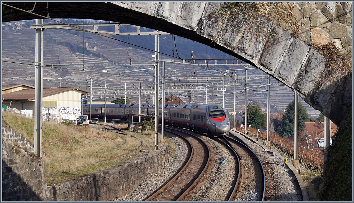 Ein FS Trenitalia ETR 610 fährt als EC 34, untewegs von Milano nach Genève, durch den Bahnhof von Cully.
20. Feb. 2018