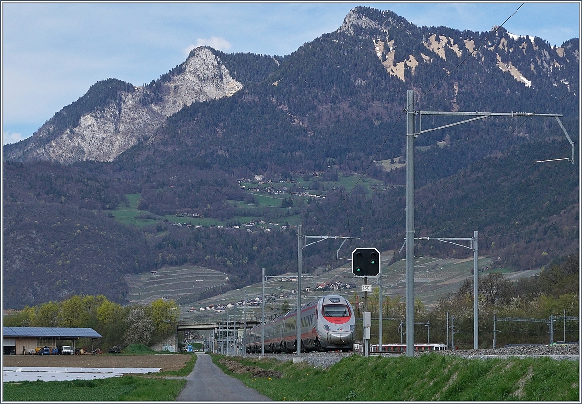 Ein FS Trenitalia ETR 610 auf seiner Fahrt von Milano nach Genève als EC 34 fährt in kürze in Aigle durch.
12. April 2018