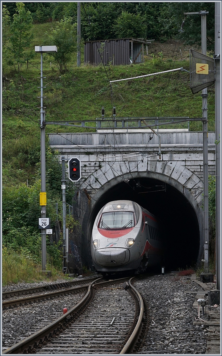 Ein FS Trenitalia ETR 610 als EC 10150 von Milano nach Basel SBB unterwegs, verlässt den 2495 Meter langen Hauensteintunnel bei Läufelfingen (Sommer-Umleitungsverkehr).
11. Juli 2018