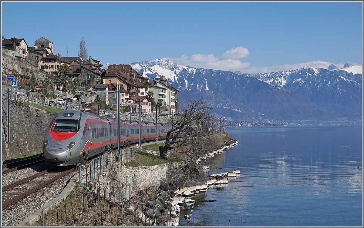 Ein FS Trenitalia ETR 610 ist kurz nach Rivaz als EC auf dem Weg nach Genève. 

24. März 2018
