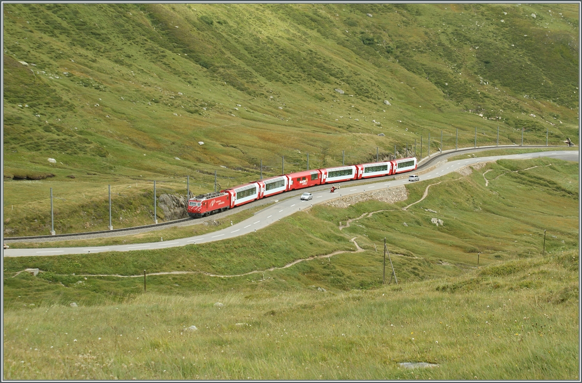 Ein Glacier Express schlängelt sich von Osten auf den Oberalppass.
22. Aug. 2009 