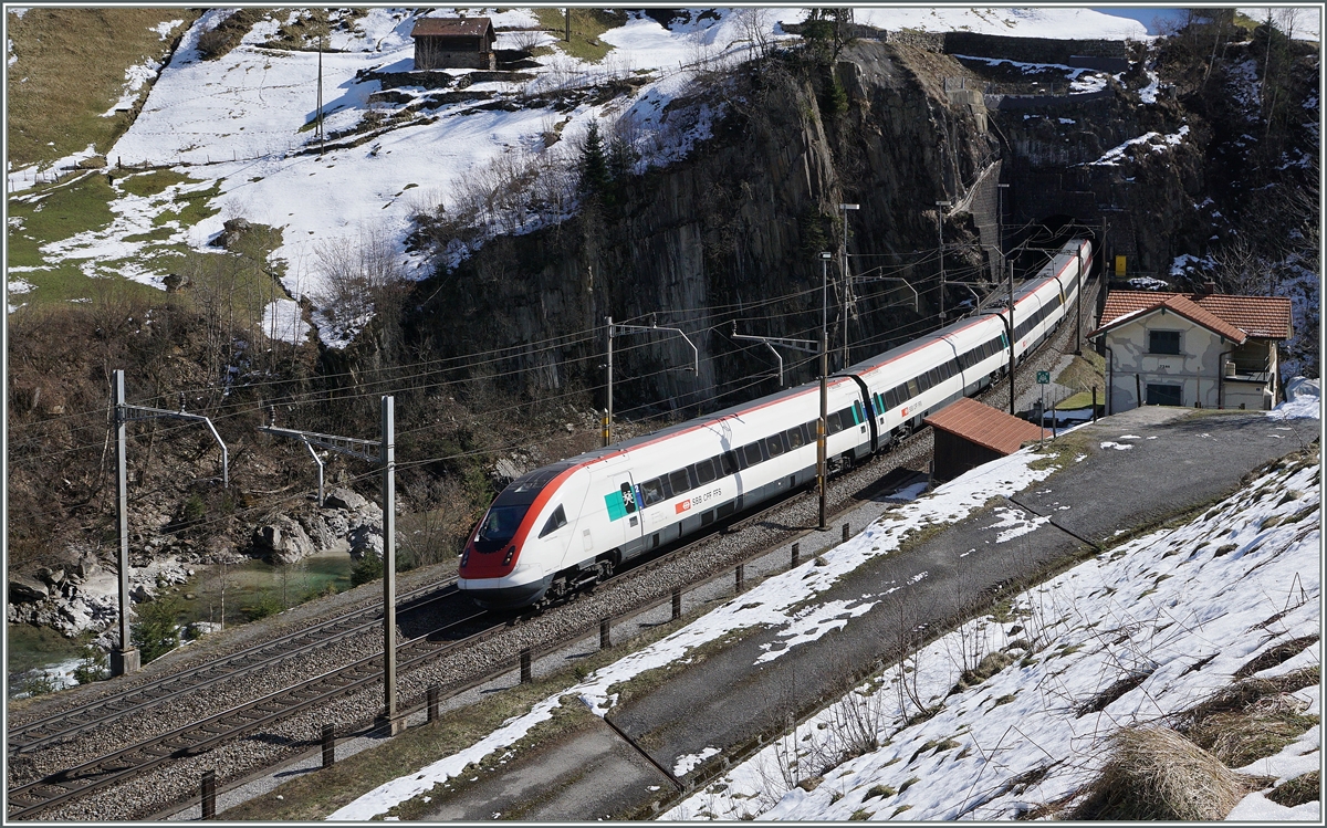 Ein ICN auf der Fahrt Richtung Norden an der klassischen Fotostelle beim Wattinger Kehrtunnel.
17. März 2016
