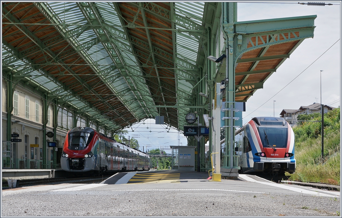 Ein Jahr Léman Express. Das erste Jahr des Léman Express war von verschiedenen Problemen gekennzeichnet welche den Betrieb behinderten oder zu Einschränkungen führte und wenn alles gut geht bis im April 2021 ausgeräumt werden, so dass dann ein stabiler Betrieb möglich sein wird. Die Strecke Evian - Coppet wird in der Regel mit SNCF Z 31500 Coradia Polyvalent régional tricourant betrieben, weshalb mich der hier in Evian auf die Abfahrt nach Coppet wartende SBB LEX RABe 522 überraschte und eine erfreuliche Abwechslung brachte.

15. Juni 2020