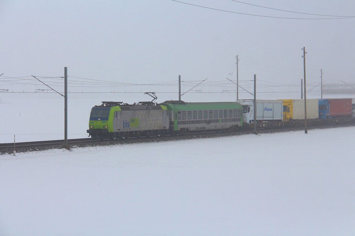 Ein kalter Tag an der Bahnlinie Bern-Thun: BLS 485 007.  23.1.17