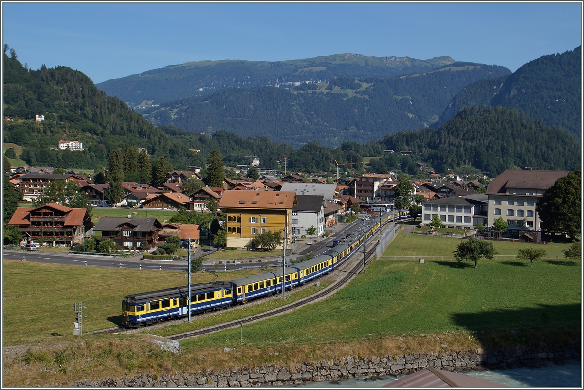 Ein kurzes Stück lang verläuft die achzig Zentimeter schmale SPB und die meterspurige BOB Strecke bei Wilderswil parallel. 
Auf dem bild erreicht ein BOB von Lauterbrunnen und Grindelwald unterwegs nach Interlaken Ost in Kürze Wilderswil. 
12. Juli 2015