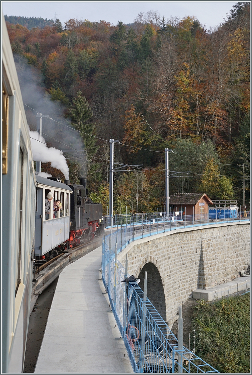 Ein letzter Blick auf den Baye de Clarens Viadukt am Saisonende 2024. Unschwer ist zu erkennen, dass die Arbeiten noch in vollem Gange sind und der Blonay-Chamby Zug über die provisorisch eingebaute Brücken Elemente fährt. 

27. Okt. 2024