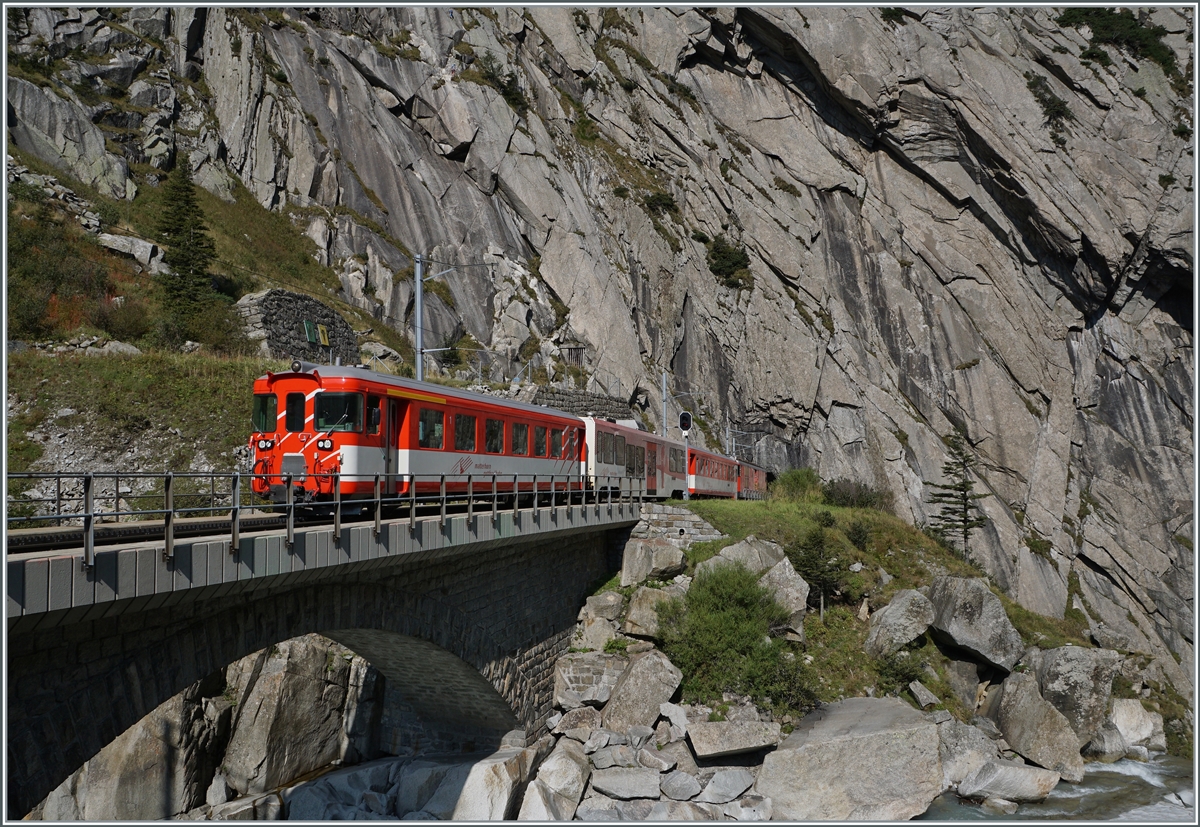 Ein MGB Regionalzug hat kurz vor Andermatt die Teufelsschlucht verlassen und wird in Kürze in Andermatt eintreffen.

13. Sept. 2020